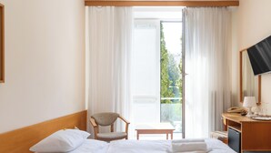 Standaard tweepersoonskamer | Een minibar, een kluis op de kamer, een bureau, een laptopwerkplek