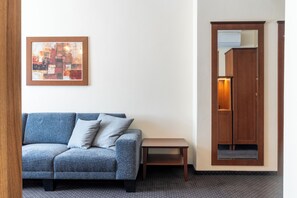 Minibar, coffres-forts dans les chambres, bureau