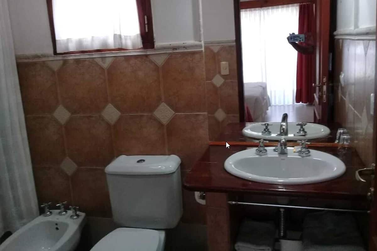 Standaard kamer, 1 twee- of 2 eenpersoonsbedden | Badkamer | Een douche, handdoeken, zeep, shampoo