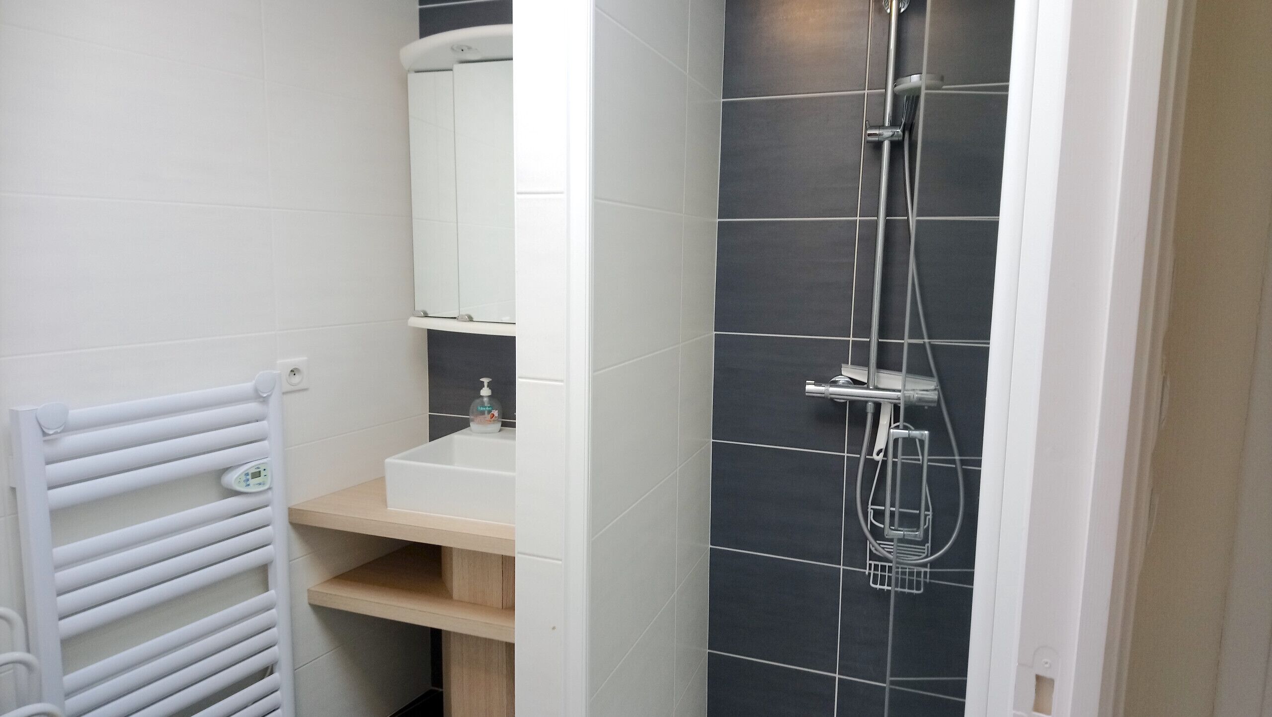 Douche, sèche-cheveux, serviettes fournies