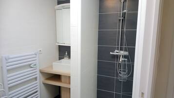 Douche, sèche-cheveux, serviettes fournies