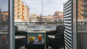Room, Balcony (King Rossa) | Minibar, desk, blackout drapes, soundproofing - Piccolo Hotel Boutique (Rome)