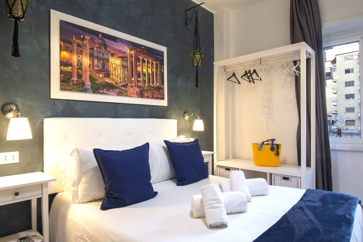 Deluxe Double Room (with shower Blu) | Minibar, desk, blackout drapes, soundproofing