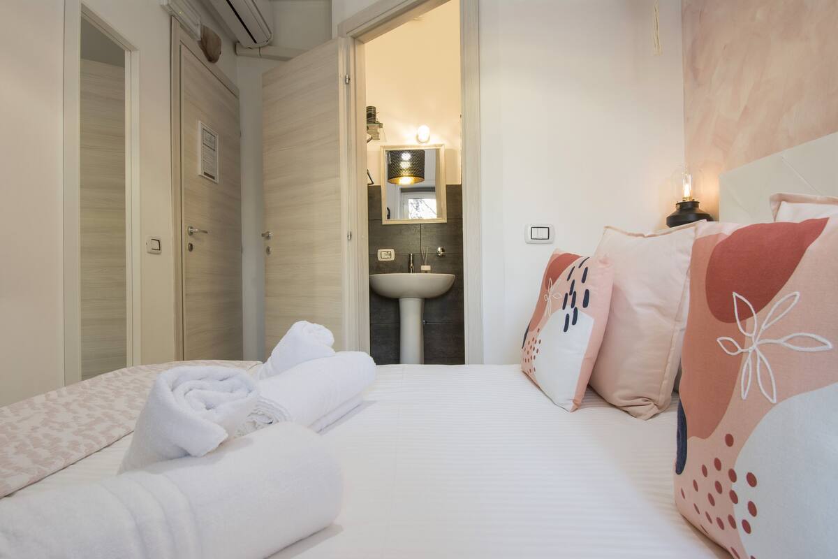 Deluxe Double Room (with shower Rosa) | Minibar, desk, blackout drapes, soundproofing
