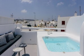 Seasonal outdoor pool, pool loungers - Roofs of Chora, Townhouse with Rooftop Pool - Adults Only (Mykonos)