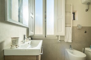 Regadera, secadora de cabello, bidet, toallas 