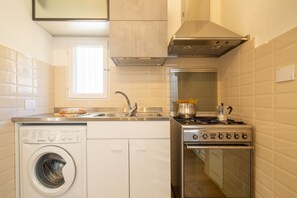 Frigorifero, forno, piano cottura, macchina per tè/caffè