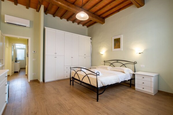 1 habitación, tabla de planchar con plancha, wifi y ropa de cama 