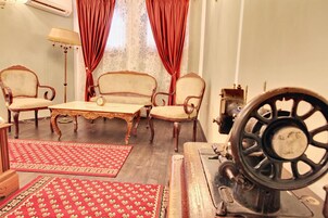 Quarto casal econômico, no piso térreo | Roupas de cama premium, edredons de pluma, camas com colchões pillow-top