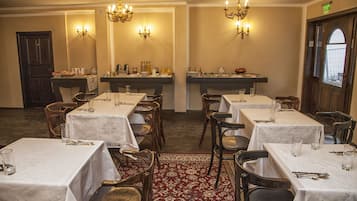 Desayuno buffet diario (EUR 10 por persona)