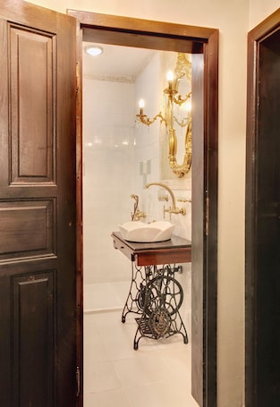 Shower, designer toiletries, hair dryer, slippers. Hotel Evmolpia
