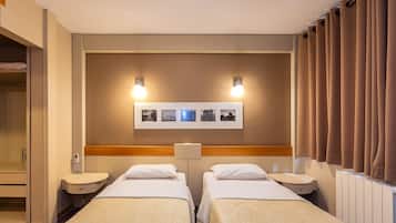 Quarto duplo luxo | Frigobar, cofres nos quartos, escrivaninha