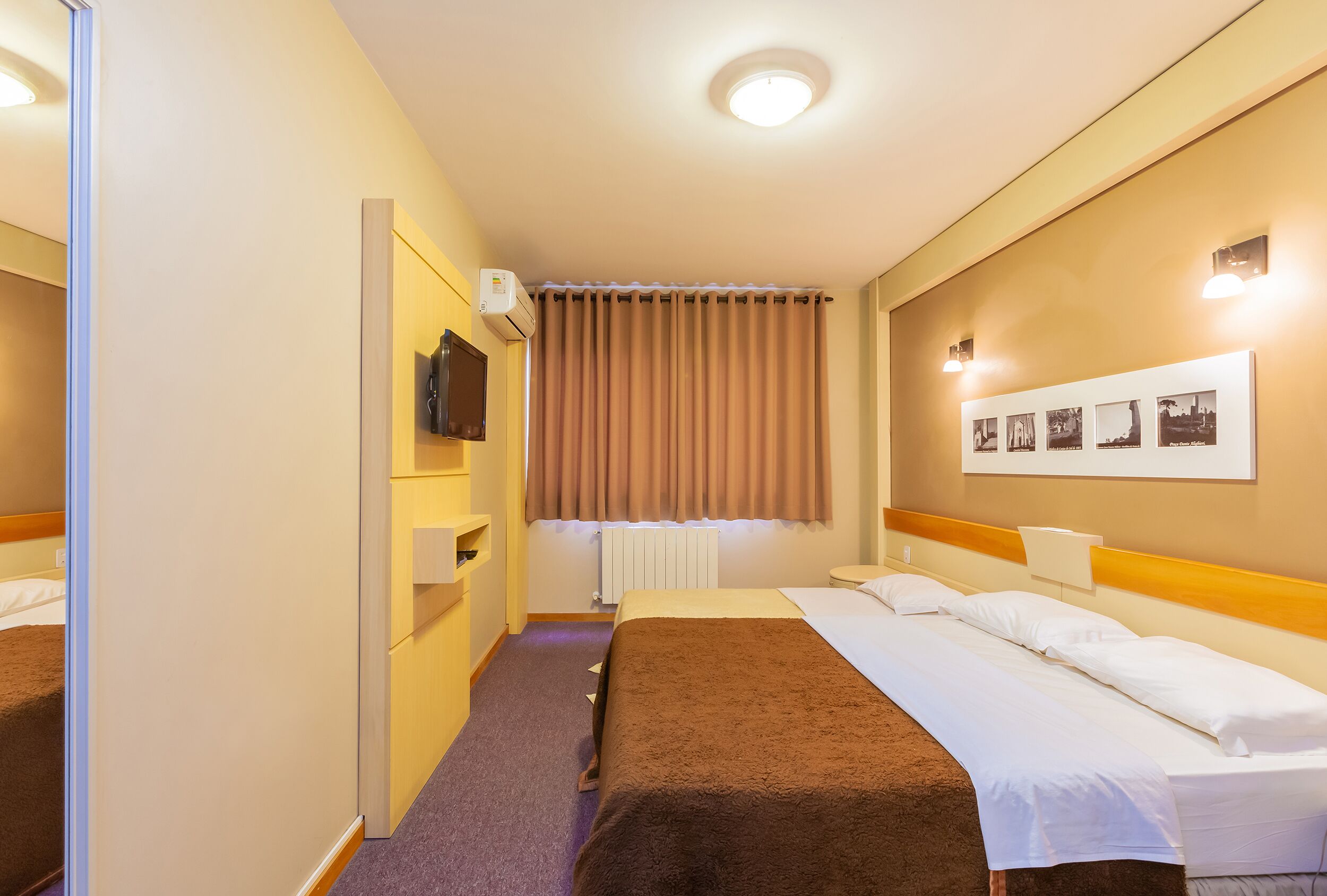 deluxe triple room | minibar, in-room safe, desk, iron/ironing board