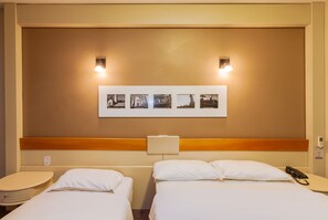 Quarto triplo luxo | Frigobar, cofres nos quartos, escrivaninha