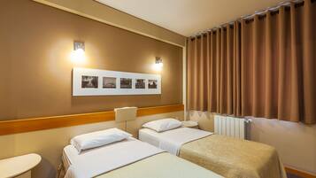 Quarto duplo luxo | Frigobar, cofres nos quartos, escrivaninha