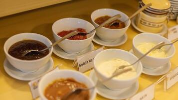Uma variedade de tigelas com diferentes alimentos, cada uma identificada com um nome.