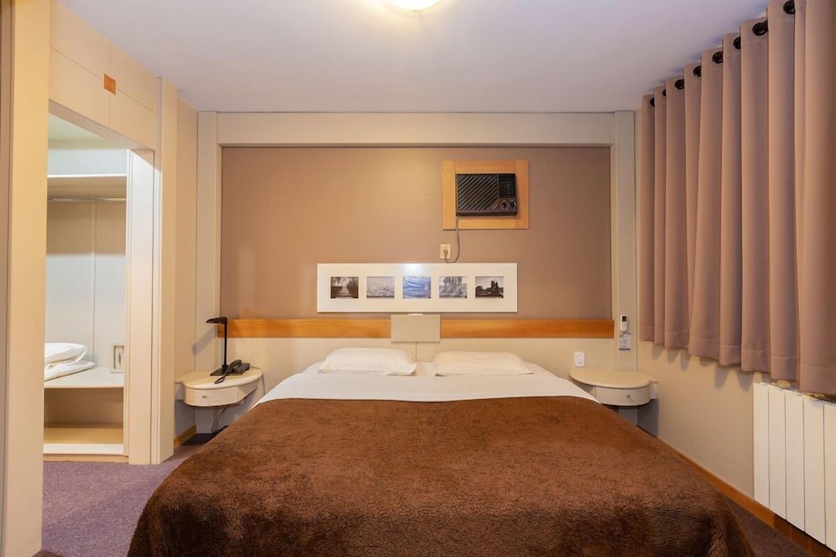 Een minibar, een kluis op de kamer, een bureau