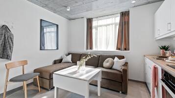 Leilighet, 1 soverom (401) | Oppholdsområde | En 42-tommers Flatskjerm-TV med digitale kanaler samt TV