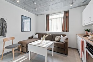 Căn hộ, 1 phòng ngủ (401) | Khu phòng khách | TV màn hình phẳng 42-inch có truyền hình kỹ thuật số, TV 