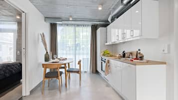 電冰箱、烤箱、爐台、電熱水壺