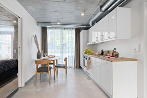 Fridge, oven, stovetop, electric kettle