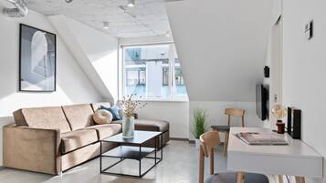 Leilighet, 1 soverom (401) | Oppholdsområde | En 42-tommers Flatskjerm-TV med digitale kanaler samt TV