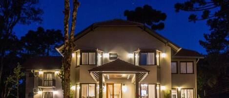 Façade de l’hébergement - soirée/nuit