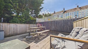 Outdoor dining - Shell Cottage - 2 Bedroom Holiday Home - Tenby (Tenby)