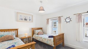 2 bedrooms, iron/ironing board, WiFi - Shell Cottage - 2 Bedroom Holiday Home - Tenby (Tenby)