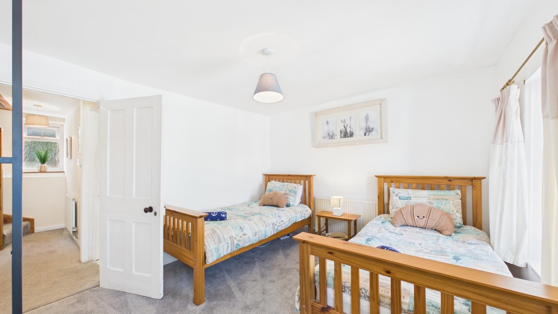 2 bedrooms, iron/ironing board, WiFi