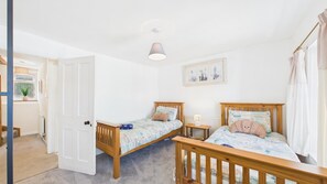 2 bedrooms, iron/ironing board, WiFi