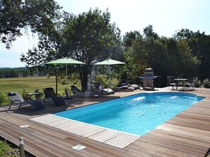 Una piscina al aire libre, una piscina climatizada