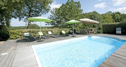 ¡Retiro rural con piscina privada y su propio campo de prácticas!