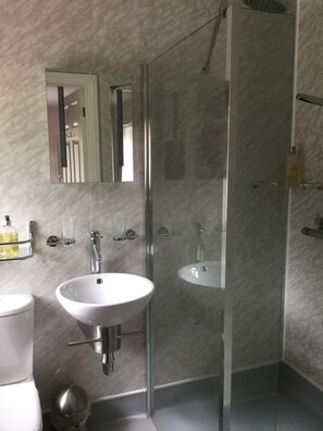Basic-Zweibettzimmer | Badezimmer | Dusche, kostenlose Toilettenartikel, Handtücher, Seife