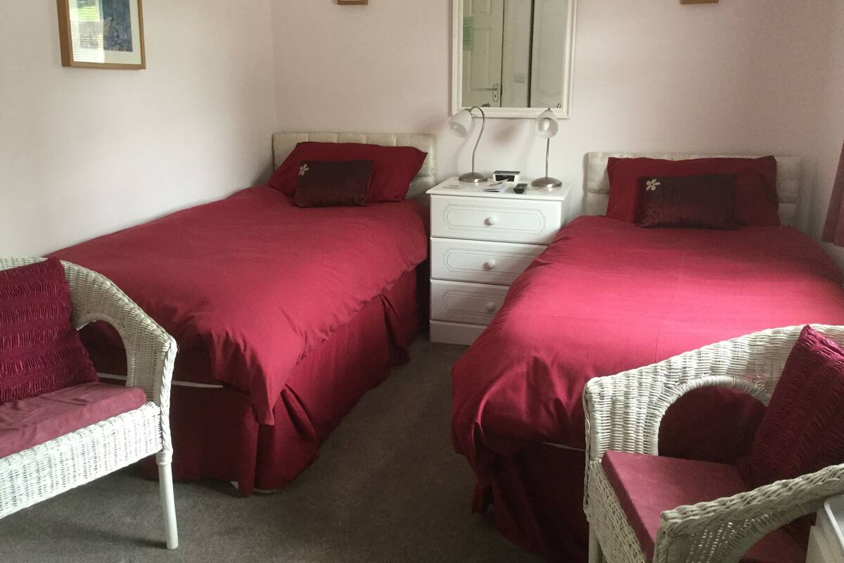 Basic-Zweibettzimmer | Bügeleisen/Bügelbrett, kostenloses WLAN, Bettwäsche