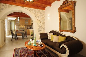 Flatskjerm-TV, peis og TV-spill