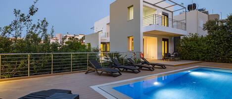 حمّام سباحة خارجي، مقاعد للتشمس