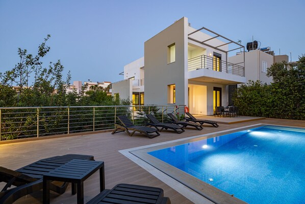 Piscine extérieure, chaises longues