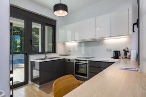 Kühlschrank, Mikrowelle, Ofen, Herdplatte