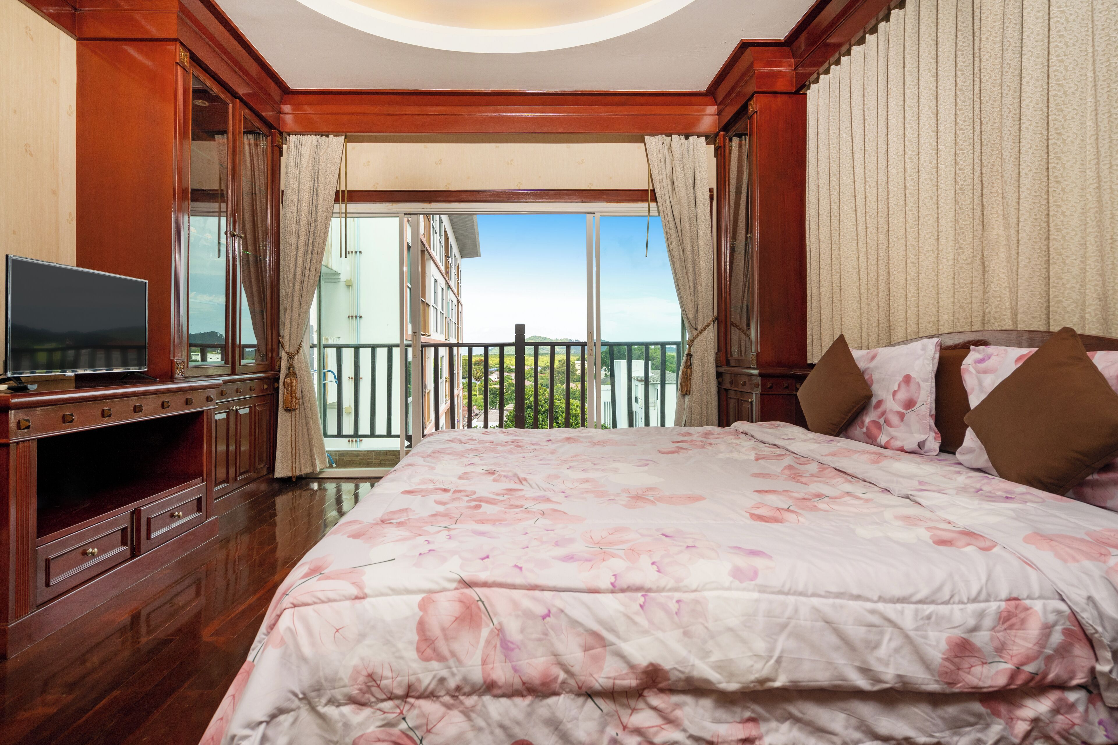 2 Bedrooms with Indoor Pool | Ylelliset vuodevaatteet, pillowtop-patjalliset sängyt