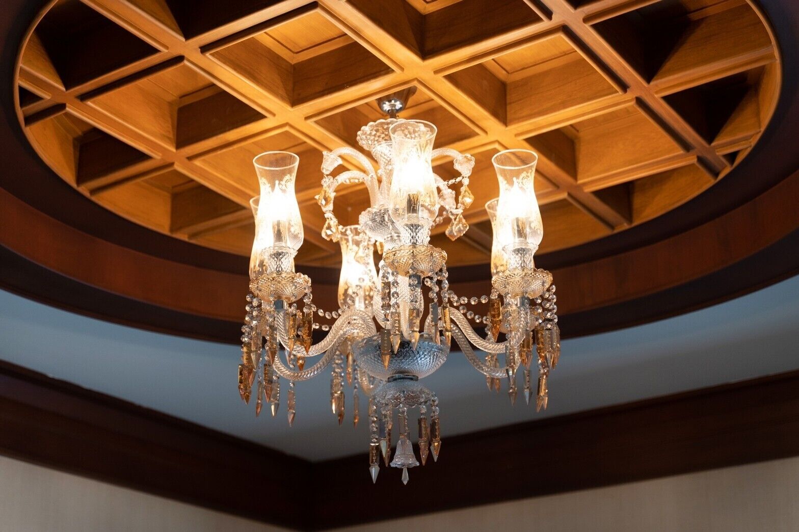 Un candelabro con múltiples brazos y adornos de cristal.
