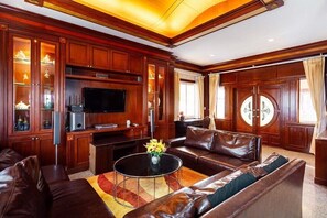 6 Bedrooms with Indoor Pool | Coin séjour | Télévision à écran plat de 32 pouces avec chaînes par câble, télévision