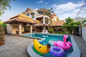 6 Bedrooms with Outdoor Pool | Ropa de cama de alta calidad y colchones con acolchado adicional