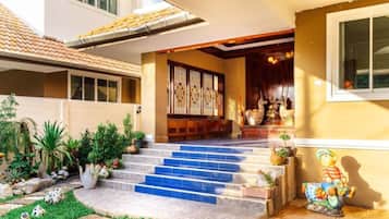 6 Bedrooms with Indoor Pool | ํ
๋ผ์ค/ํํฐ์ค