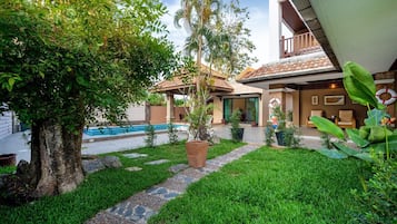 6 Bedrooms with Outdoor Pool | Hiên