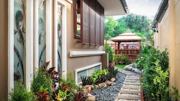 6 Bedrooms with Indoor Pool | Terrasse/Patio