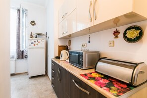 Appartement, 2 slaapkamers | Een koelkast, een oven, een kookplaat, een waterkoker