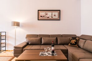 Appartement, 2 chambres | Salle de séjour | Téléviseur à écran plat, console de jeux vidéo