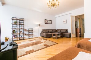 Appartement, 2 slaapkamers | Woonkamer | Een flatscreentelevisie en een videogameconsole