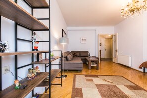 Appartement, 2 slaapkamers | Woonkamer | Een flatscreentelevisie en een videogameconsole